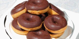 Donuts al cioccolato con solo 140 calorie, per una colazione da leoni provali con il latte