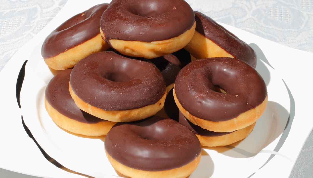 Donuts al cioccolato con solo 140 calorie, per una colazione da leoni provali con il latte  --- (Fonte immagine: https://www.ricettasprint.it/wp-content/uploads/2023/08/Donuts-al-cioccolato-con-poche-calorie-30082023-ricettasprint.jpg)