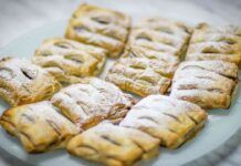 Fagottini sfogliati ripieni di cioccolata e marmellata per una colazione esplosiva e goduriosa, nulla di più buono