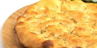 Focaccia in padella: sofficissima, profumata e assolutamente irresistibile