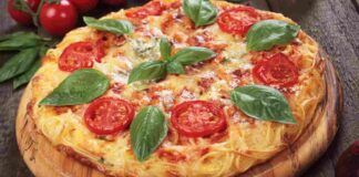 Frittata di spaghetti con salame e pomodoro perfetta da gustare a pranzo, anche se stai organizzando una gita fuori porta