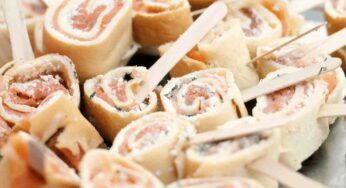 Girelle salate al salmone, ideali per l’aperitivo in casa, zero cottura pronte subito