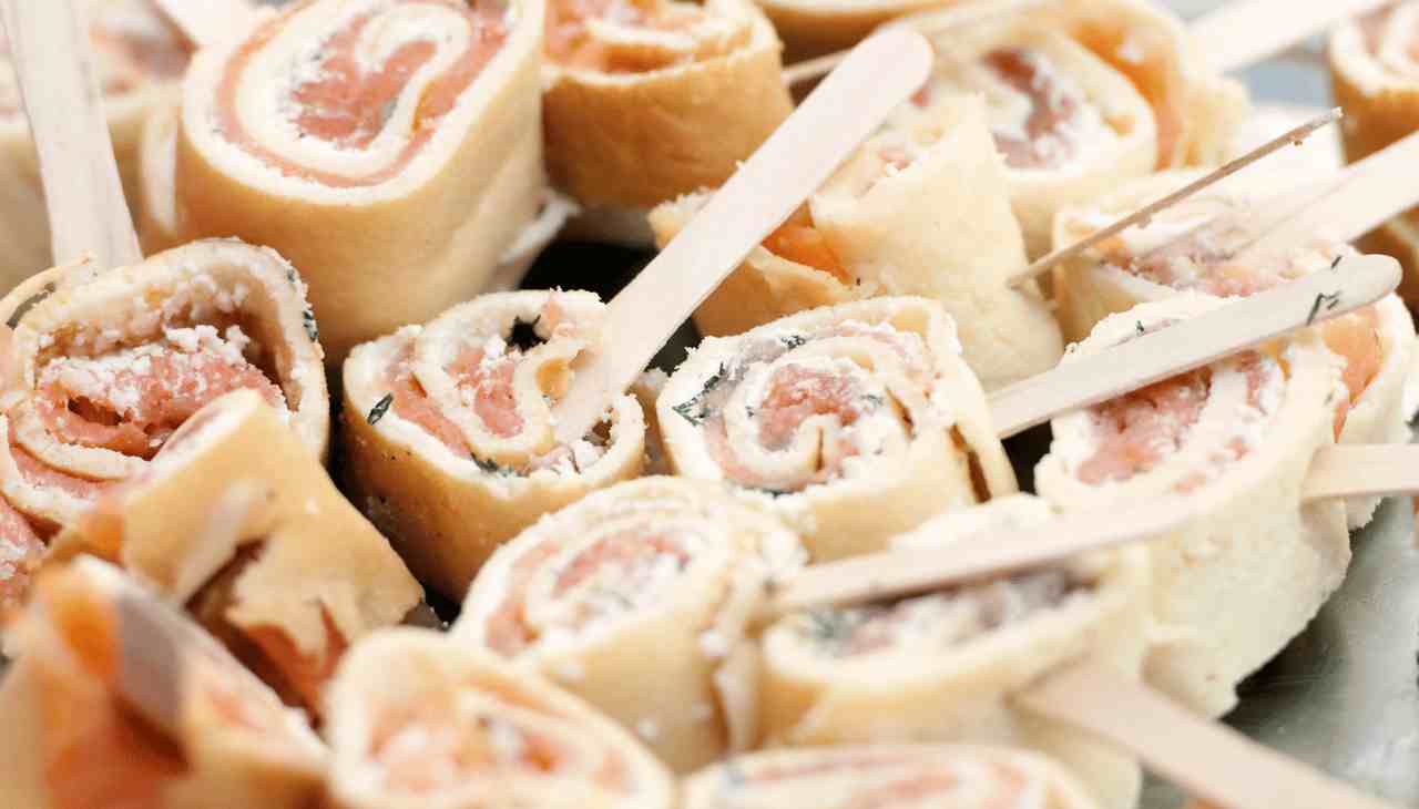 Girelle salate al salmone, ideali per l'aperitivo in casa, zero cottura pronte subito