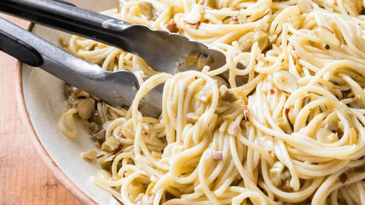 Se ti va un primo piatto speciale, prova la ricetta degli spaghetti granellati, spacca! 
