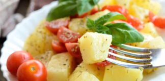Insalata di patate con pomodorini, gustosa e profumatissima, è il piatto freddo che fa al caso tuo