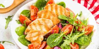 Insalata di pollo grigliato con pomodori e rucola fresca, leggera e pronta in pochi minuti