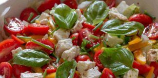 Insalata di pomodori e feta la classica ricetta estiva che ti salverà spesso il pranzo o la cena