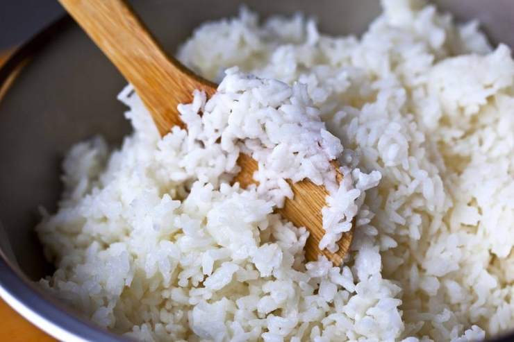 Insalata di riso con legumi e verdure fresca, salutare e light perfetta da gustare al mare Ricettasprint