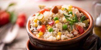 Insalata di riso con legumi e verdure fresca, salutare e light perfetta da gustare al mare