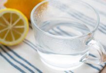 Metti il limone in una ciotola con acqua calda: scopri cosa puoi farci Limone dentro acqua calda - RicettaSprint