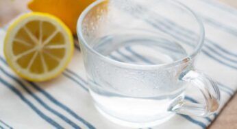Metti il limone in una ciotola con acqua calda: scopri cosa puoi farci