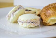 Macarons cocco e cioccolato 21082023 ricettasprint