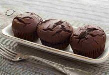 Muffin al triplo cioccolato: li hai mai provati? Sono una bomba, spariscono nel nulla Muffin al triplo cioccolato li hai mai provati Sono una bomba, spariscono nel nulla