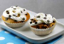 Muffin alla stracciatella: soffici, golosi e profumati, spariranno in un battibaleno Muffin alla stracciatella soffici, golosi e profumati, spariranno in un battibaleno