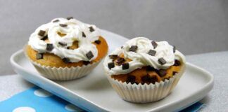 Muffin alla stracciatella soffici, golosi e profumati, spariranno in un battibaleno