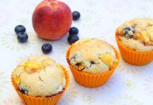Muffin alle pesche e mirtilli light il dolcetto estivo perfetto quando hai un certo languorino, ma non vuoi osare con le calorie