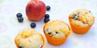 Muffin alle pesche e mirtilli light il dolcetto estivo perfetto quando hai un certo languorino, ma non vuoi osare con le calorie