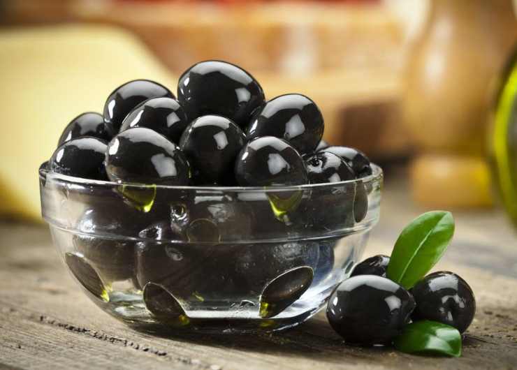 Olive nere per farcire i peperoni Ricettasprint