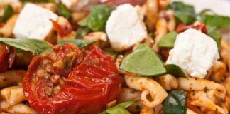 Pasta al pomodoro fresco, ricotta e poi ci aggiungo un ingrediente di stagione che rende il tuo pranzo unico e irripetibile