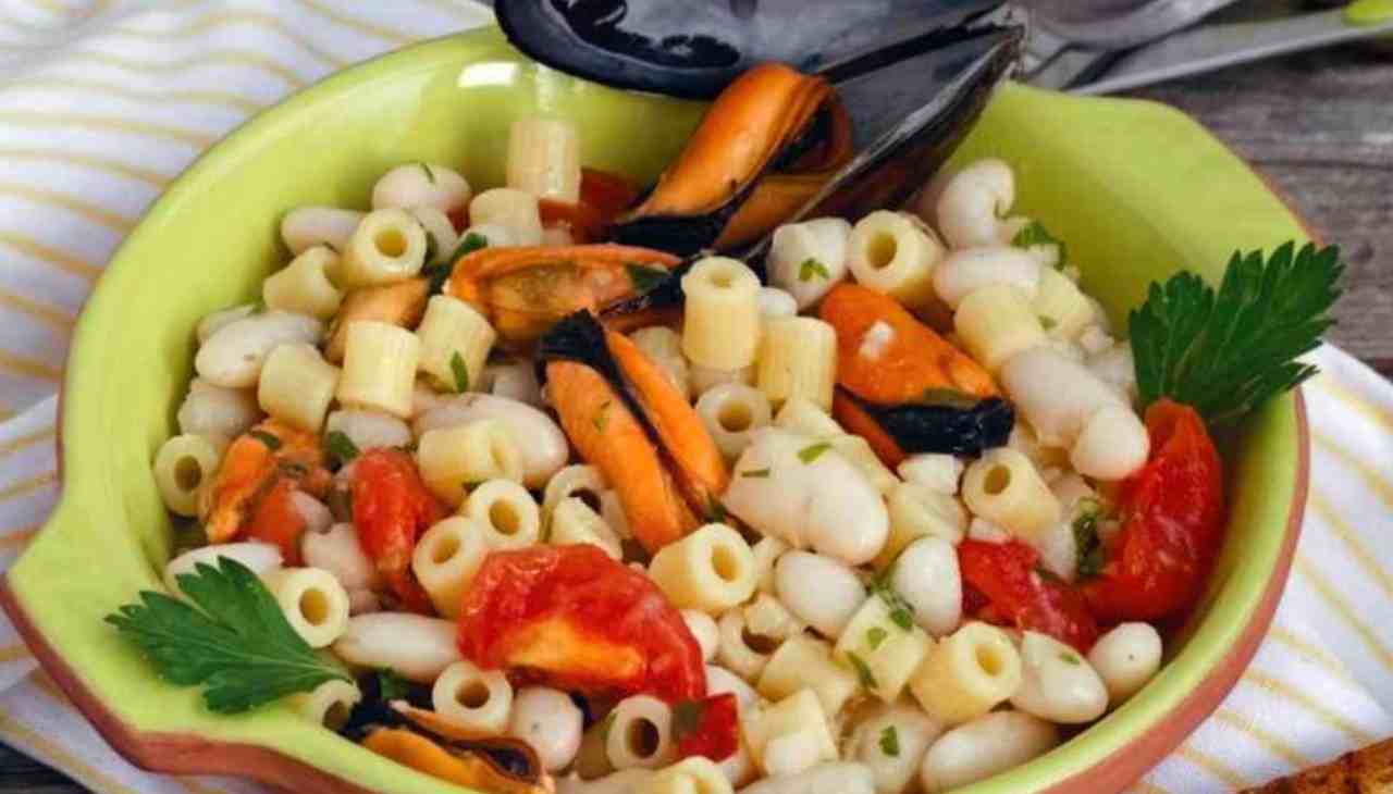 Pasta e fagioli con le cozze, e come fai a perderti un primo piatto come questo, la vera ricetta napoletana  --- (Fonte immagine: https://www.ricettasprint.it/wp-content/uploads/2023/08/Pasta-fagioli-con-cozze-20082023-ricettasprint.jpg)