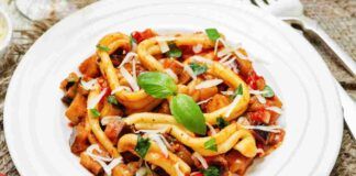 Pasta con le melanzane, la semplicità in tavola non sbaglia mai, provala con il pomodoretto