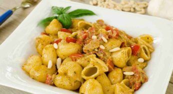 Pasta tonno e pomodorini, aggiungi qualche pinolo ed è una favola