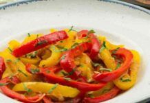Con tre peperoni e della mollica, per una spesa di appena 3 euro prepari un contorno pazzesco Con tre peperoni e della mollica, per una spesa di appena 3 euro prepari un contorno pazzesco