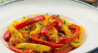 Con tre peperoni e della mollica, per una spesa di appena 3 euro prepari un contorno pazzesco
