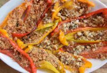 Peperoni gratinati con la mollica di pane raffermo, in cucina non si butta via nulla Peperoni gratinati con la mollica di pane raffermo, in cucina non si butta via nulla