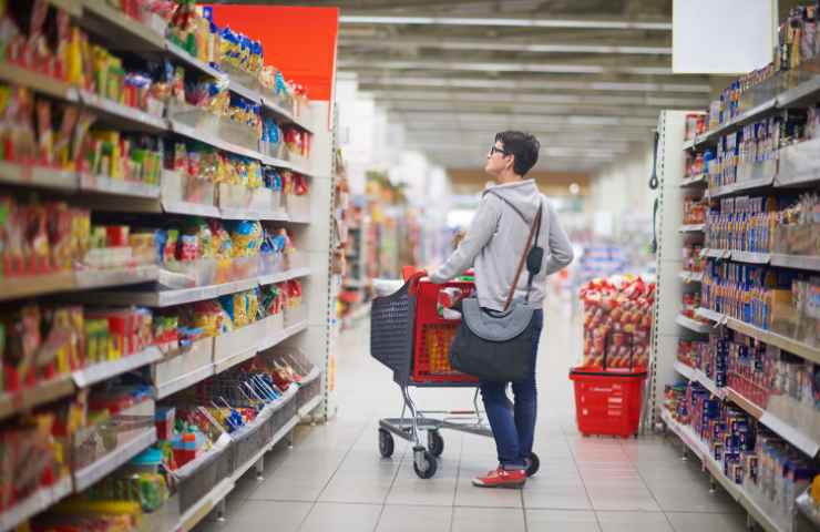 Cibi da non comprare al supermercato, quali sono e perché evitarli