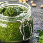 Pesto di prezzemolo, pronto in poche mosse, ideale anche come salsina per arrosti