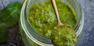 Vuoi un pesto innovativo, unisci il basilico alle zucchine, in soli 10 minuti porti in tavola un primo piatto fantastico