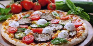 Pizza alle verdure con mozzarella non accendere il forno, basta una padella