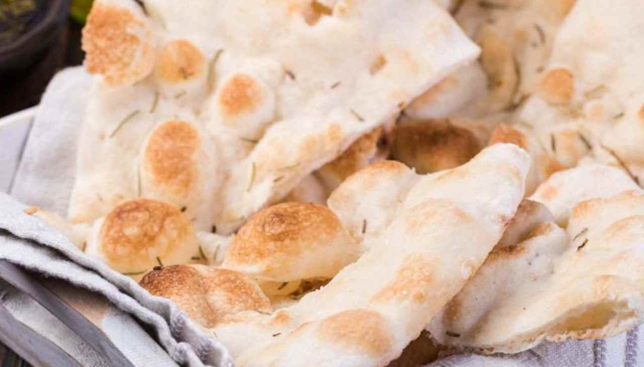 Pizza scrocchiarella, la ricetta di Benedetta Rossi che non puoi certo