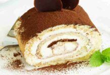 Rotolo tiramisù, altro che bicchieri e monoporzioni, sconvolgi tutti con una fetta da dove fuoriesce una crema al mascarpone cremosissima