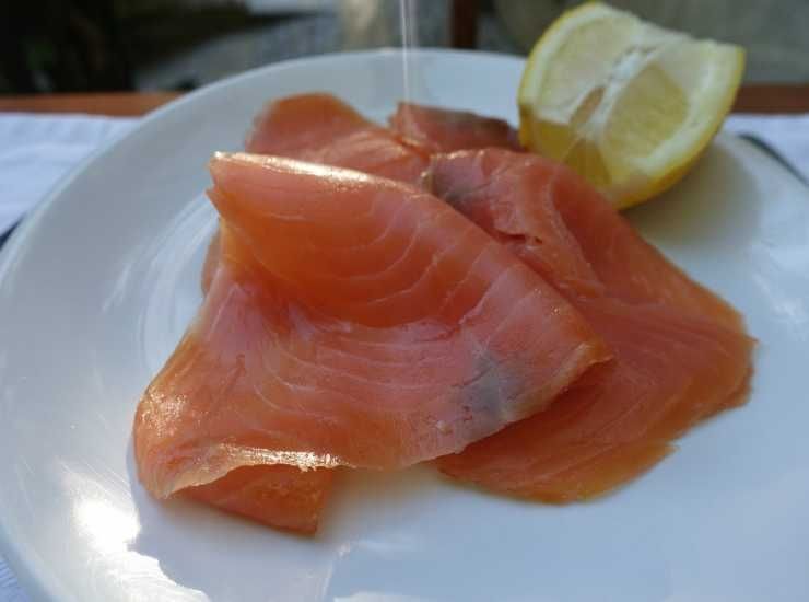 Girelle salate al salmone, ideali per l'aperitivo in casa, zero cottura pronte subito. Foto di ricettasprint