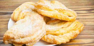 Sfogliatelle ripiene di marmellata la ricetta furba per una colazione coi fiocchi, le preparo in soli 5 minuti