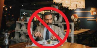 Mangiare al ristorante da solo è vietato in una città famosa