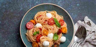 Spaghetti ai pomodori e mozzarella di bufala non rinunciare a questo primo piatto