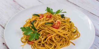 Spaghetti al pesto di pomodoro e zafferano con zucchine e gamberi 30082023 ricettasprint