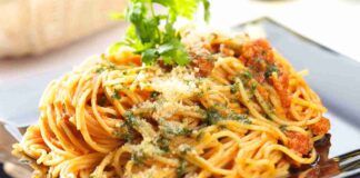 Spaghetti al pomodoro e pesto il pranzo perfetto quando hai pochi minuti, ma senza rinunciare al gusto