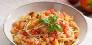 Spaghetti al pomodoro fresco, ricetta veloce e infallibile