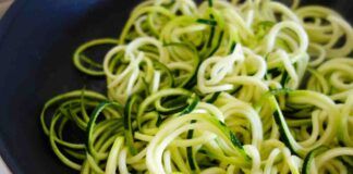 Spaghetti di zucchine, leggerissimi e saporiti, per iniziare la settimana con i buoni propositi