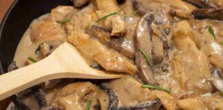 Straccetti di tacchino e funghi cremosi, senza panna sono ancora più appetitosi