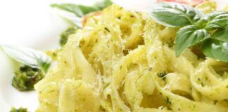 Tagliatelle cremose al formaggio e pesto di basilico il piatto che preparerai in pochissimi minuti, ti salverà il pranzo