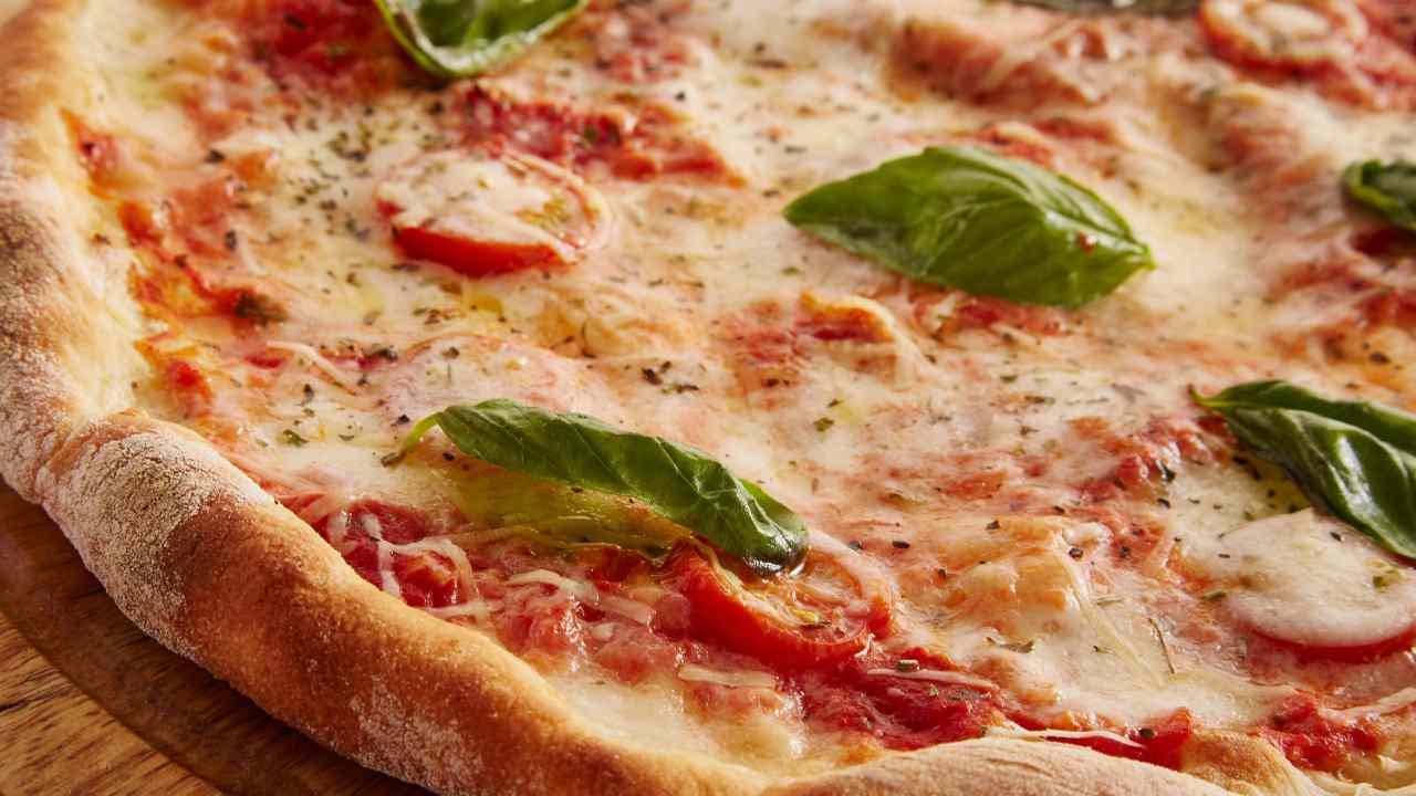 Fonte immagine:https://www.ricettasprint.it/wp-content/uploads/2023/08/Ti-vuoi-improvvisare-pizzaiola-stasera-Allora-prepara-limpasto-della-pizza-di-Bonci-altro-che-bolle-nellimpasto.jpg