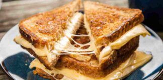 Toast diviso in due pagato di più - RicettaSprint