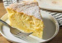 Torta all'ananas, occorrono solo 3 ingredienti per realizzare un dolce morbido, light e pronto in un attimo