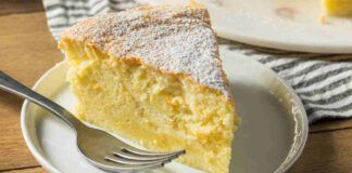 Torta all'ananas, occorrono solo 3 ingredienti per realizzare un dolce morbido, light e pronto in un attimo