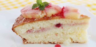 Torta all'ananas e confettura di fragole un mix esplosivo di sapori e aromi, perfetta dopo i pasti